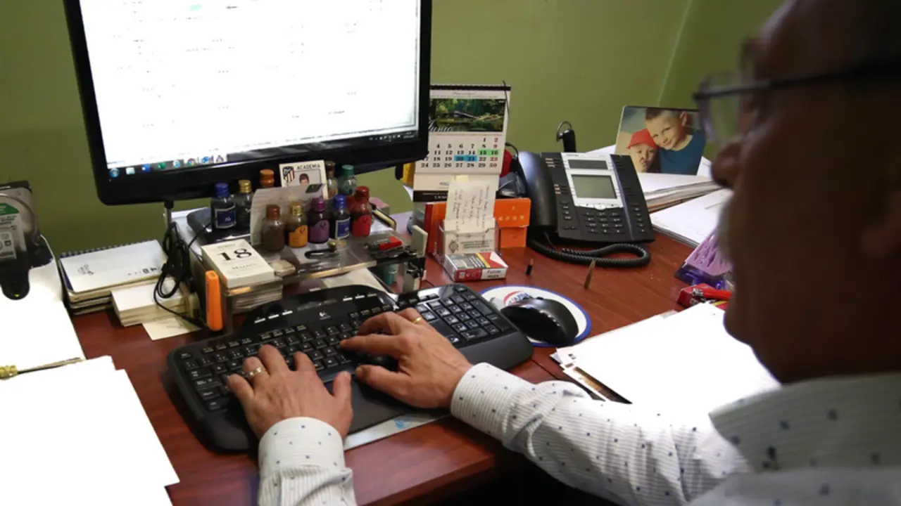  Archivo - Un hombre escribe con el teclado de su ordenador, mientras trabaja en el despacho de su oficina. - Ricardo Rubio - Europa Press - Archivo 