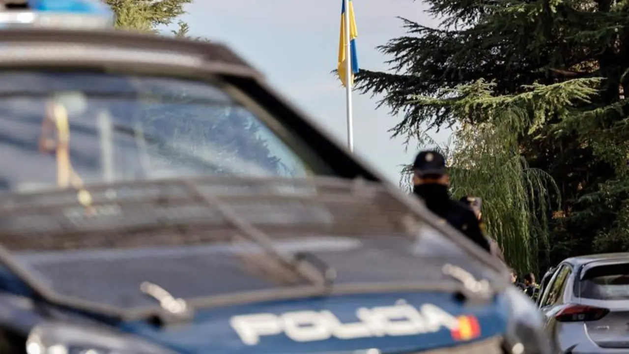 Un agente de Polic&iacute;a en el despliegue frente a la embajada de Ucrania en Madrid 