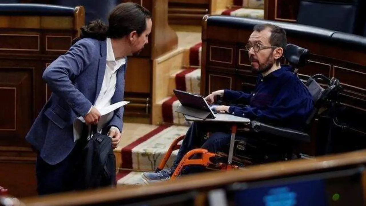  Pablo Iglesias y el portavoz de Unidas Podemos, Pablo Echenique, en el Congreso. 
