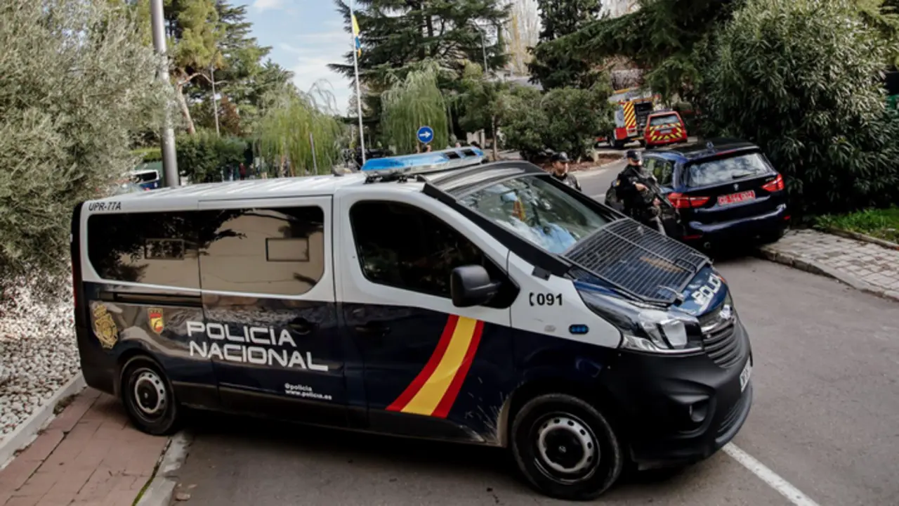  Un coche de la Polic&iacute;a Nacional en la embajada de Ucrania donde se ha producido una explosi&oacute;n - Carlos Luj&aacute;n - Europa Press 