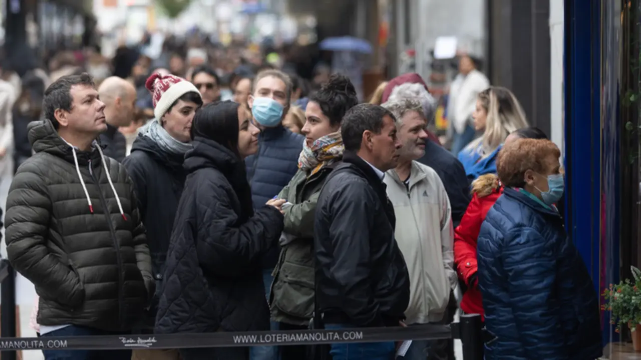  Varias personas en las inmediaciones de la administraci&oacute;n de loter&iacute;as Do&ntilde;a Manolita, a 14 de noviembre de 2022, en Madrid (Espa&ntilde;a). Do&ntilde;a Manolita es la administraci&oacute;n que m&aacute;s factura en ventas de boletos de loter&iacute;a de todo el pa&iacute;s. A lo largo de su histor - Eduardo Parra - Europa Press 