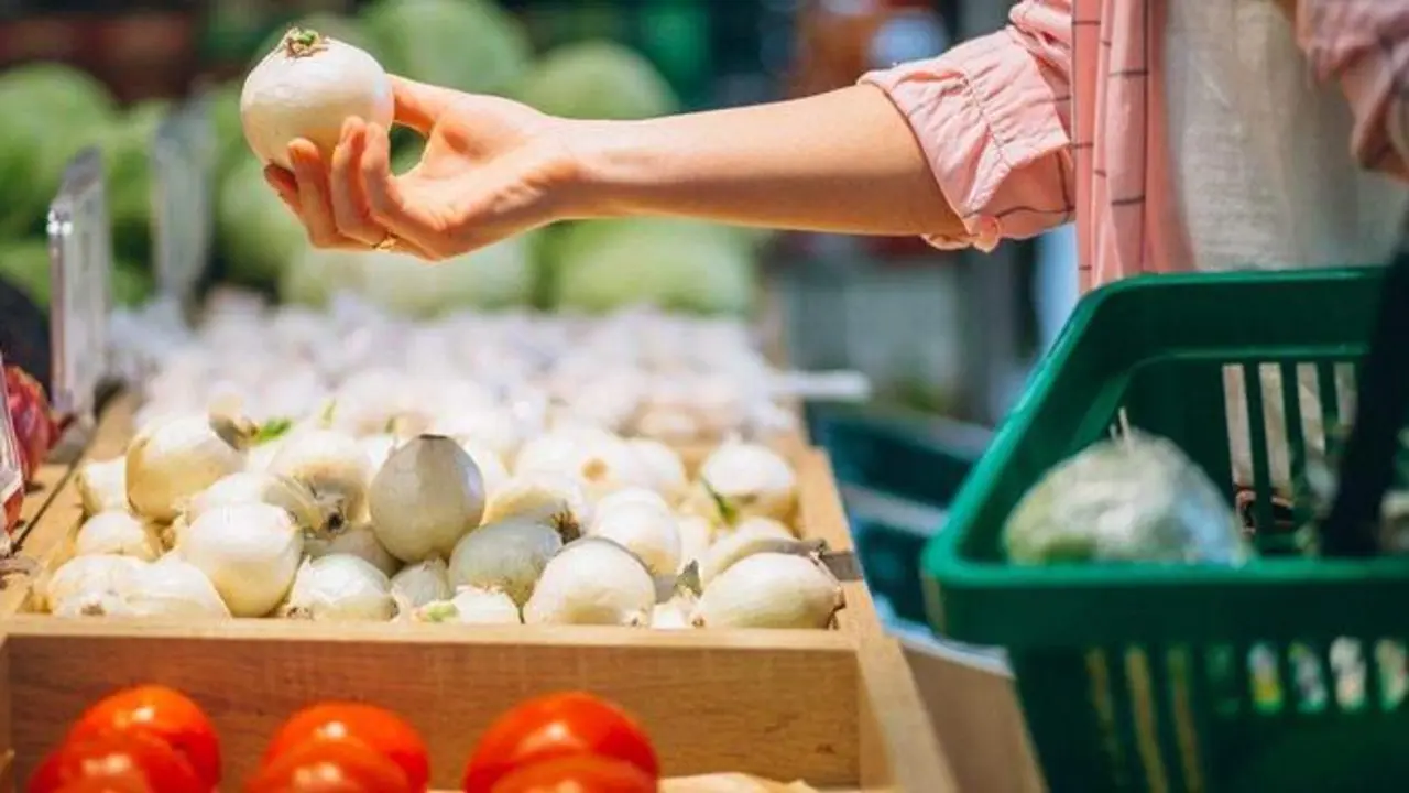  Persona comprando verduras 