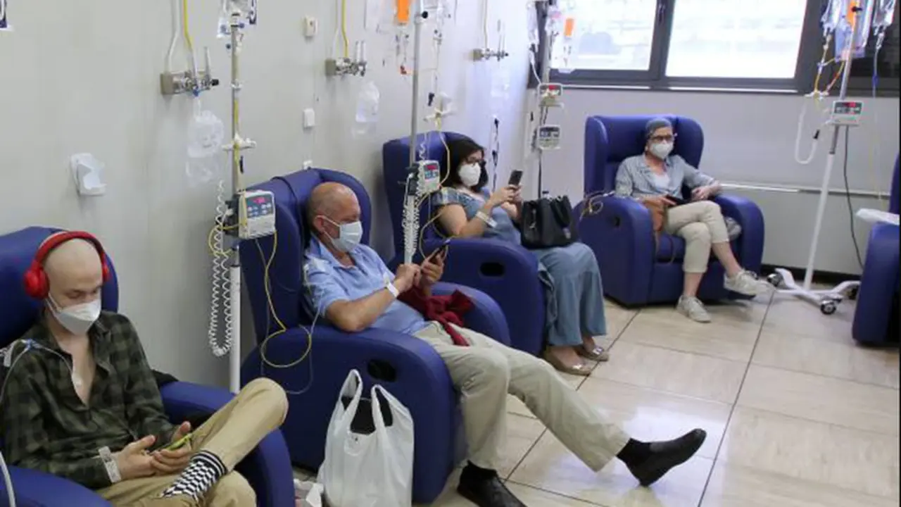  Pacientes de c&aacute;ncer en una sesi&oacute;n de quimioterapia 