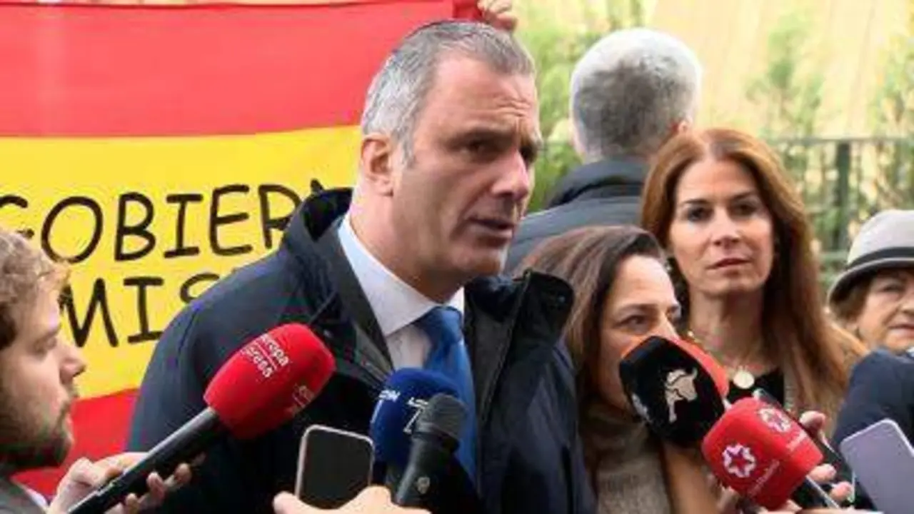  Ortega Smith hablando ante los medios 