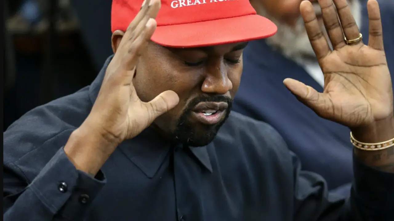 Kanye West con una gorra de apoyo a Trump 