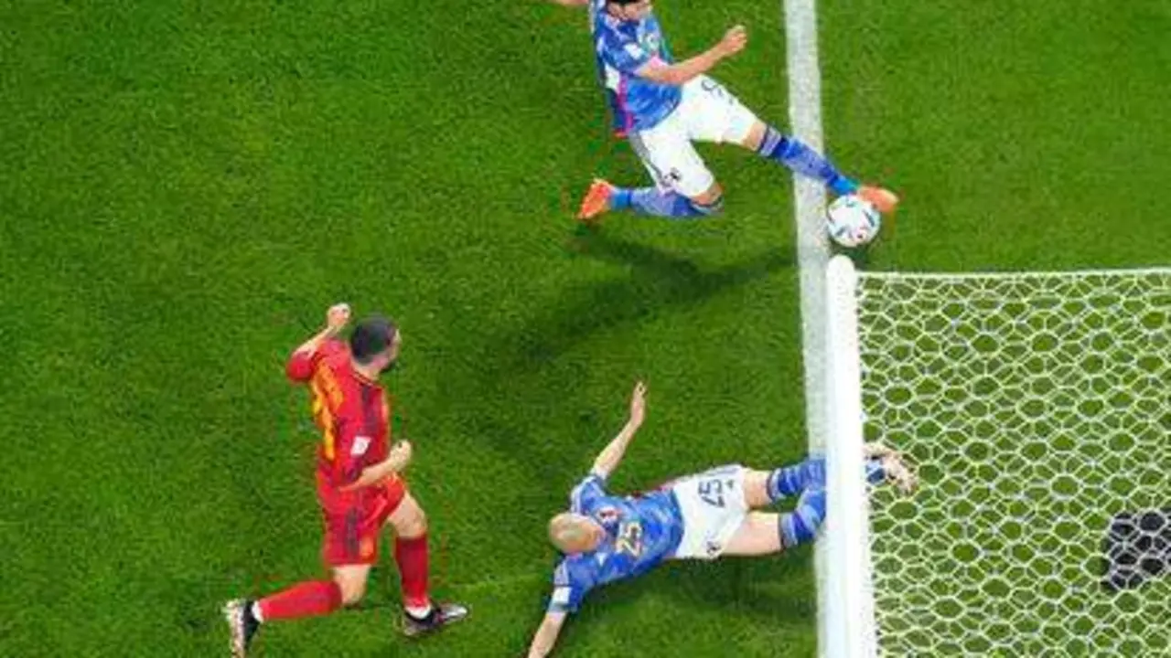  El bal&oacute;n en el segundo gol de Jap&oacute;n 