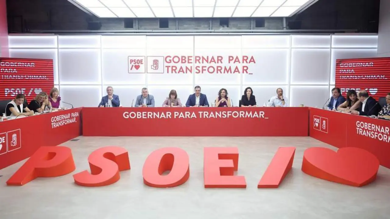  El secretario de Organizaci&oacute;n del partido socialista, Santos Cerd&aacute;n; la presidenta del PSOE, Cristina Narbona; el presidente del Gobierno, Pedro S&aacute;nchez; la n&uacute;mero dos del partido, Mar&iacute;a Jes&uacute;s Montero; la secretaria de Igualdad 