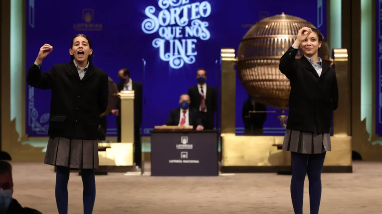  Archivo - Dos de las ni&ntilde;as de la residencia de San Ildefonso, posan minutos despu&eacute;s de cantar un premio durante la celebraci&oacute;n del Sorteo Extraordinario de la Loter&iacute;a de Navidad 2021 en el Teatro Real de Madrid, a 22 de diciembre de 2021, en Madrid, (Espa - Eduardo Parra - Europa Press - Archivo 