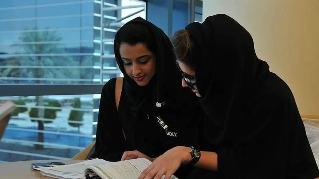  Mujeres con velo en la Universidad. Piqsel 