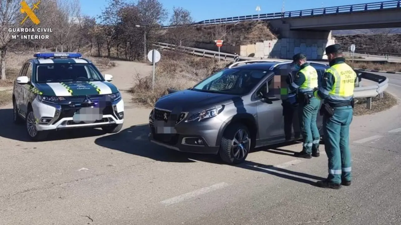  Destacamento de Tr&aacute;fico de la Guardia Civil de Calatayud en un control de alcoholemia en la A-2302, t&eacute;rmino municipal de Morata de Jal&oacute;n 