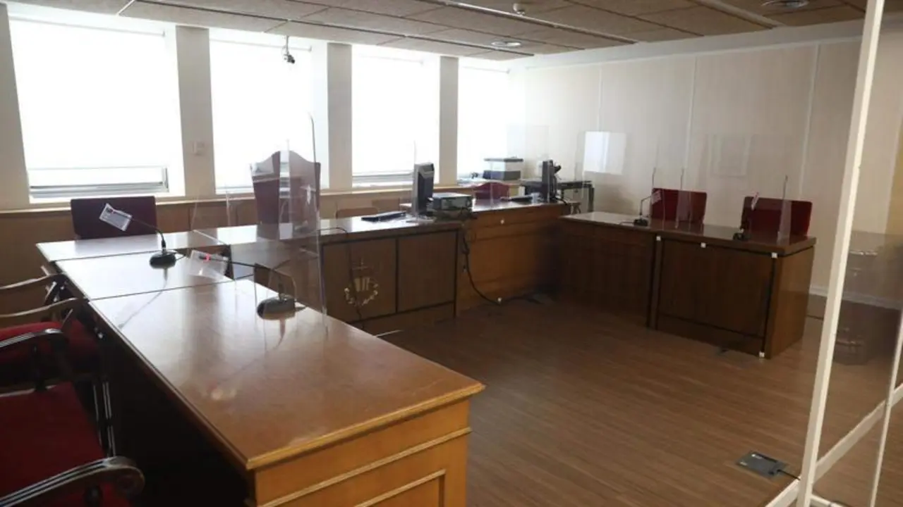  Mamparas de separaci&oacute;n en el estrado de una de las salas de los nuevos juzgados y la fiscal&iacute;a de lo Social en la calle Princesa 