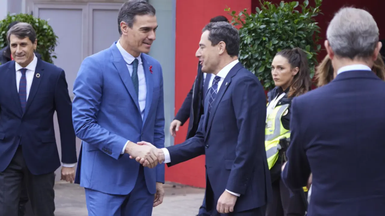  El presidente del gobierno de Espa&ntilde;a, Pedro S&aacute;nchez, (i) saluda a el presidente de la Junta de Andaluc&iacute;a, Juanma Moreno, (d) durante la presentaci&oacute;n del proyecto de Cepsa 'Valle andaluz del Hidr&oacute;geno Verde' en la Refiner&iacute;a Cepsa de San Roque. - Joaquin Corchero - Europa Press 