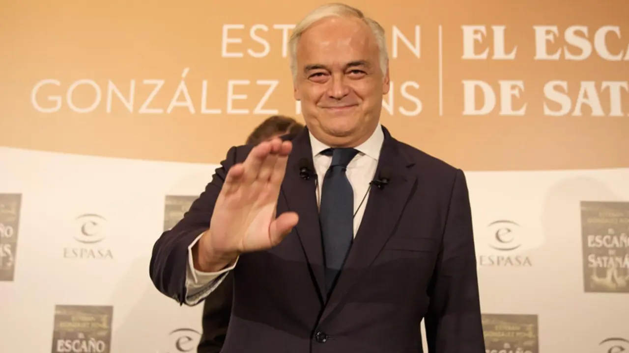  El vicesecretario general institucional del PP, Esteban Gonz&aacute;lez Pons, saluda a su llegada a la presentaci&oacute;n del libro &lsquo;El esca&ntilde;o de Satan&aacute;s&rsquo; en el Hotel Intercontinental, a 30 de noviembre de 2022, en Madrid (Espa&ntilde;a). &lsquo;El esca&ntilde;o de Satan&aacute;s&rsquo; narra c&oacute;mo lo - Jes&uacute;s Hell&iacute;n - Europa Press 