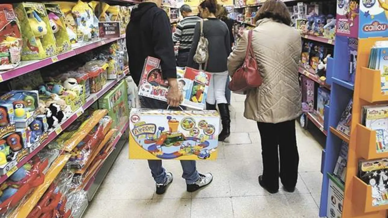  Personas comprando juguetes 