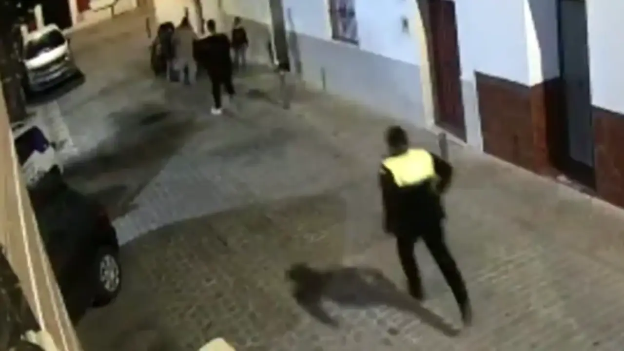  Uno de los polic&iacute;as acudiendo al rescate de la peque&ntilde;a Carla 