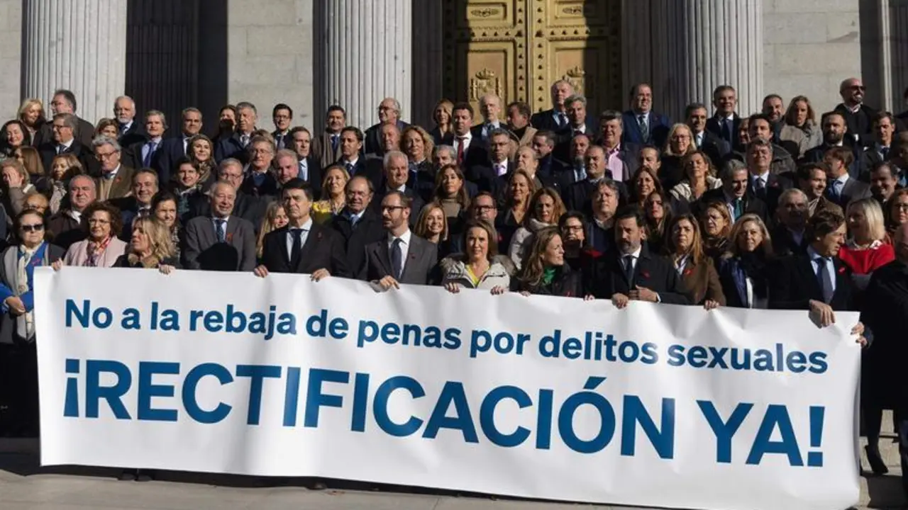  Diputados y senadores del Partido Popular se concentran para pedir la dimisi&oacute;n de la ministra de Igualdad, Irene Montero 