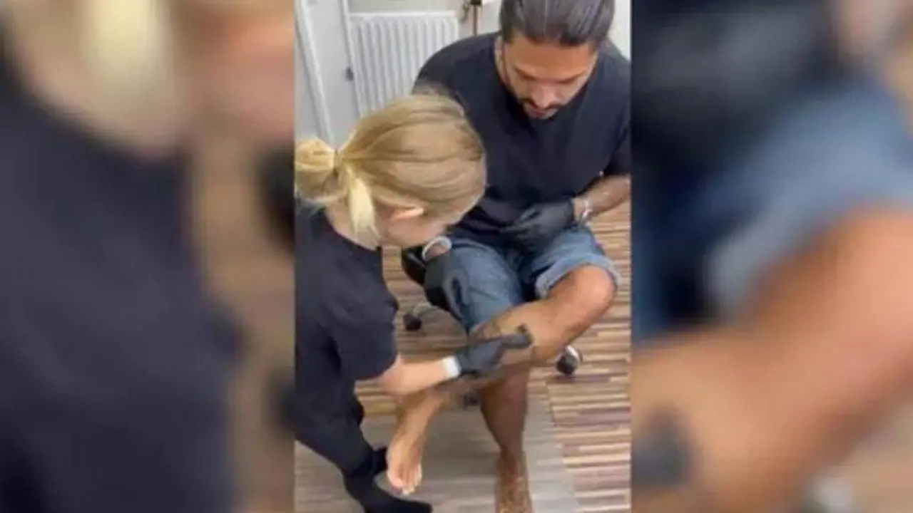  El ni&ntilde;o tatuando a su padre 