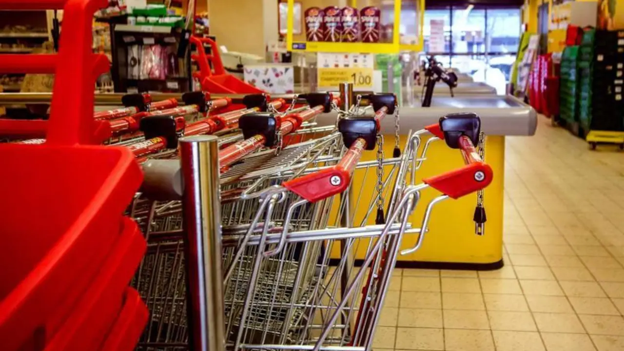  Carros de la compra en un supermercado de Madrid (Espa&ntilde;a), a 12 de enero de 2021 