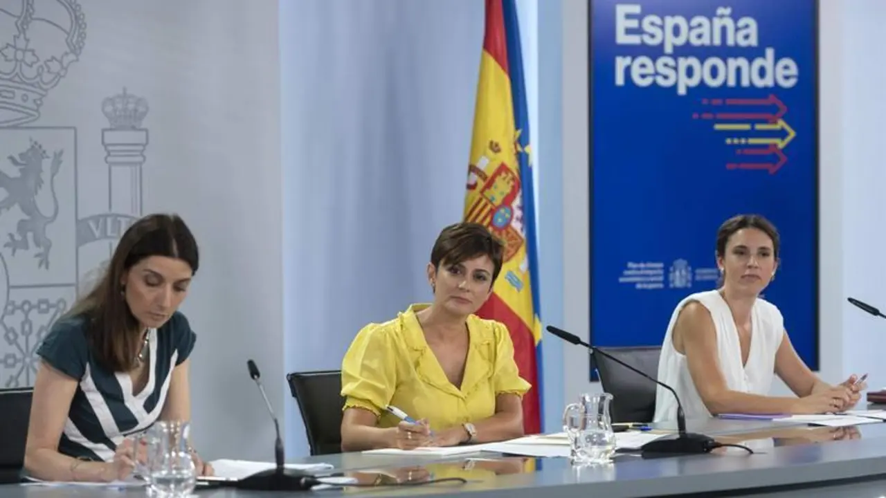  La ministra de Justicia, Pilar Llop; la ministra Portavoz, Isabel Rodr&iacute;guez y la ministra de Igualdad, Irene Montero 