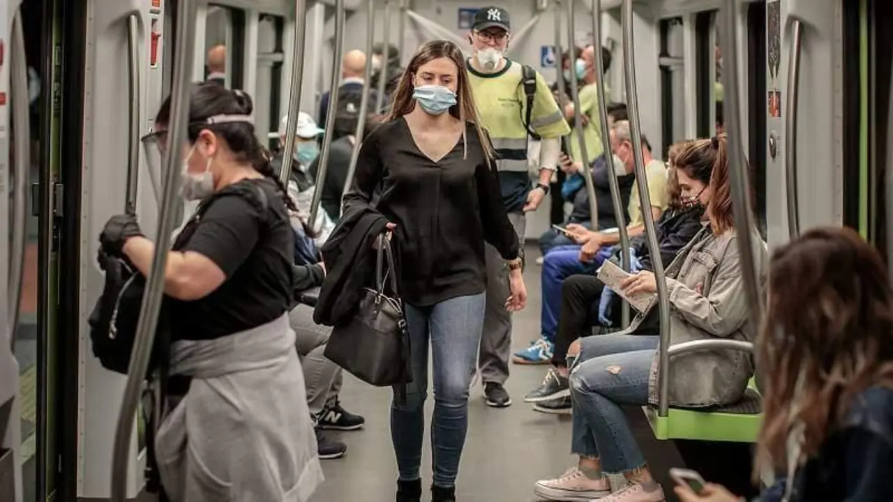  Ciudadana protegida con mascarilla en el transporte p&uacute;blico.<br><br>Fuente: RTVE.es 