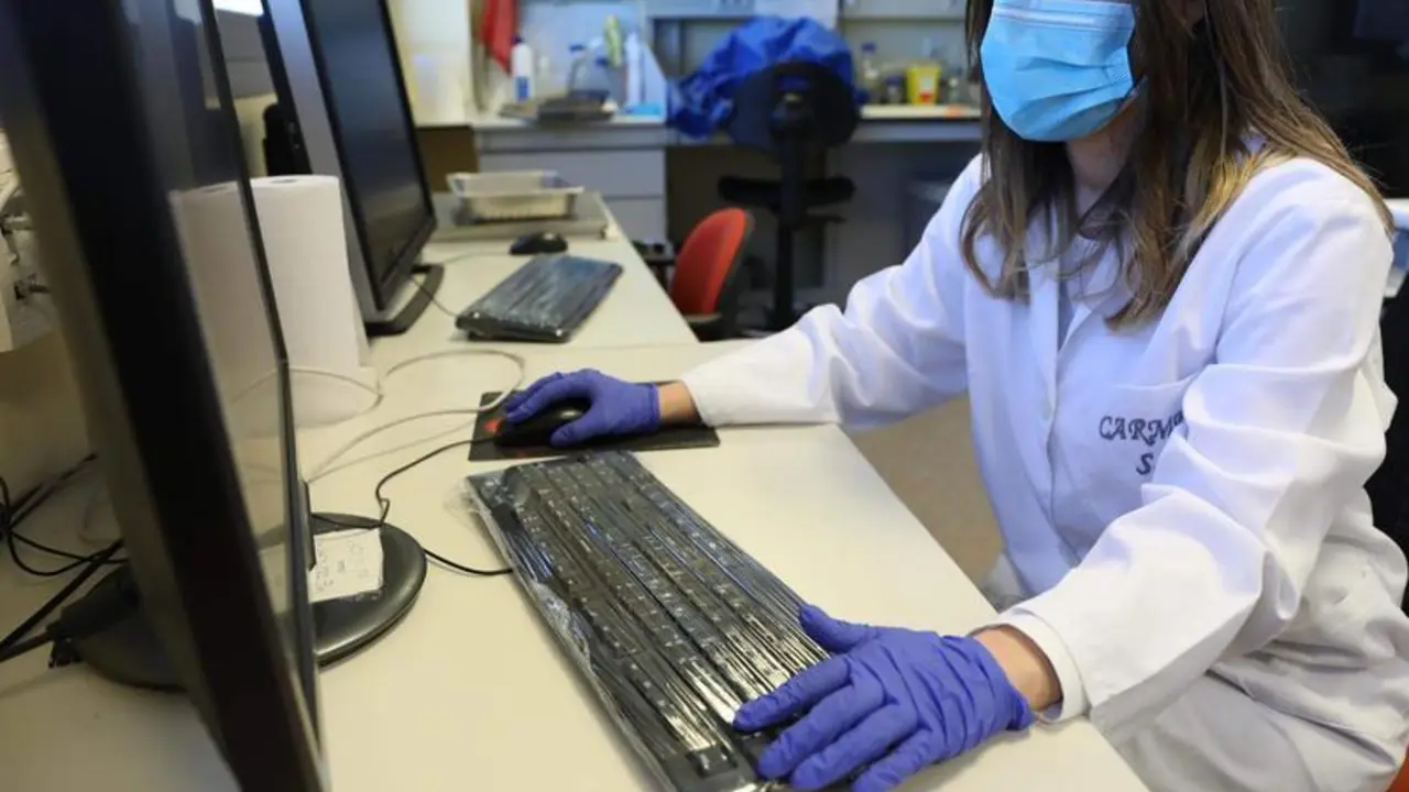  Una bi&oacute;loga del Centro de Biolog&iacute;a Molecular Severo Ochoa en el Campus de Cantoblanco de la Universidad Aut&oacute;noma - Marta Fern&aacute;ndez Jara - Europa Press - Archivo 