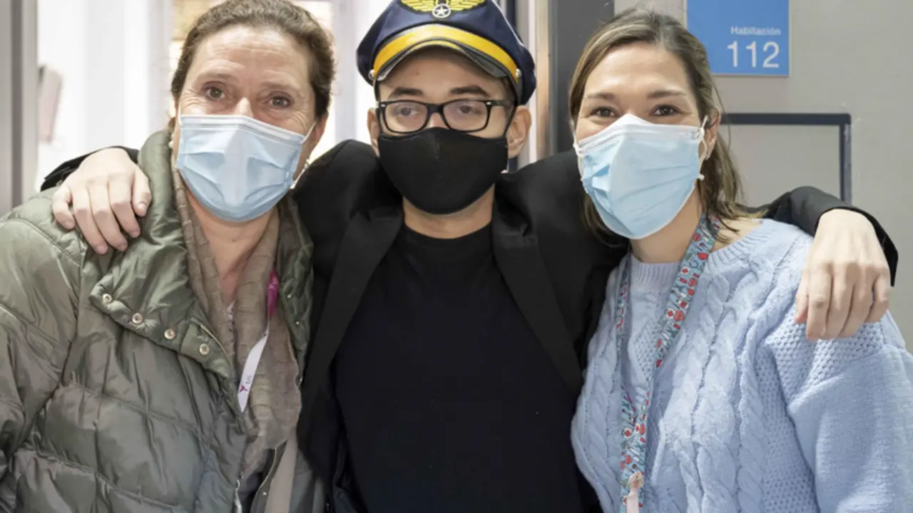  El Hospital Gregorio Mara&ntilde;&oacute;n logra que un paciente cumpla su sue&ntilde;o de convertirse en &ldquo;piloto&rdquo; por un d&iacute;a - GREGORIO MARA&Ntilde;&Oacute;N 