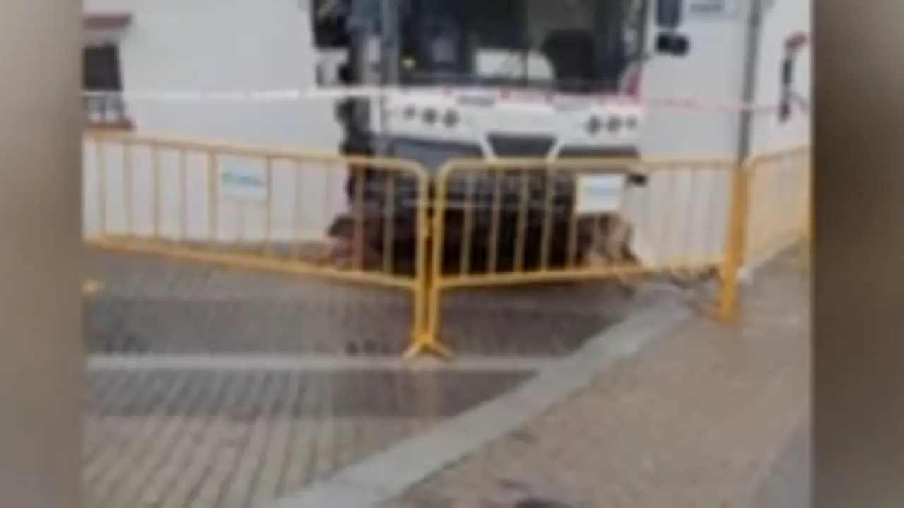  Un cami&oacute;n se empotra contra una vivienda de Sant Cugat, en Barcelona 