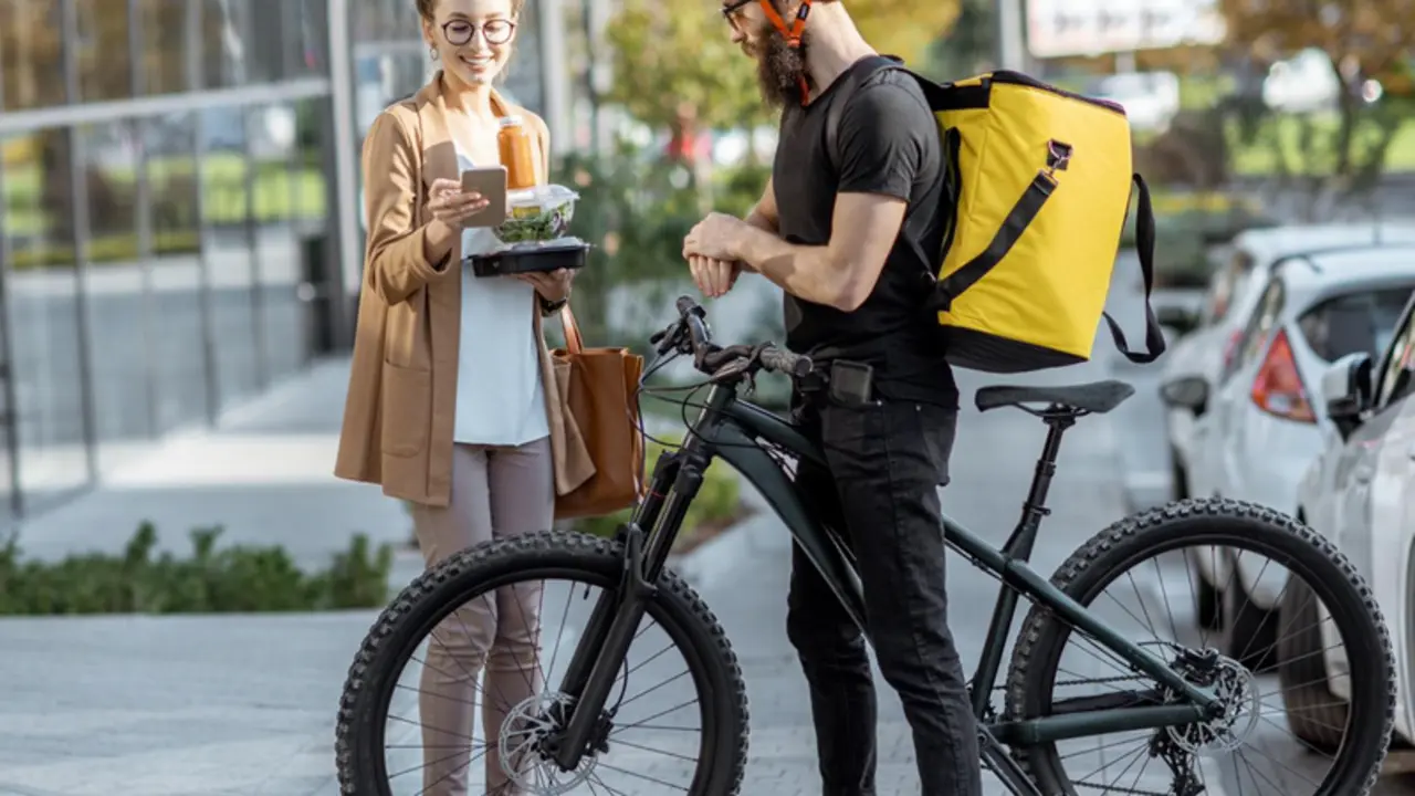  Archivo - Repartidor entregando comida a domicilio - DELIVERECT - Archivo 