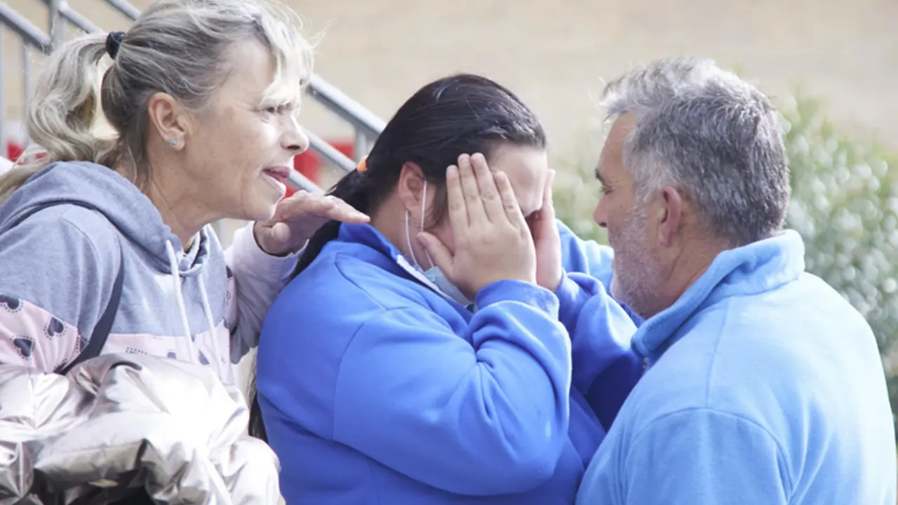  La madre del menor, junto a sus padres en la puerta del Infantil del Hospital Virgen del Roc&iacute;o, a 9 de diciembre de 2022 en Sevilla (Andaluc&iacute;a, Espa&ntilde;a). - Joaquin Corchero - Europa Press 