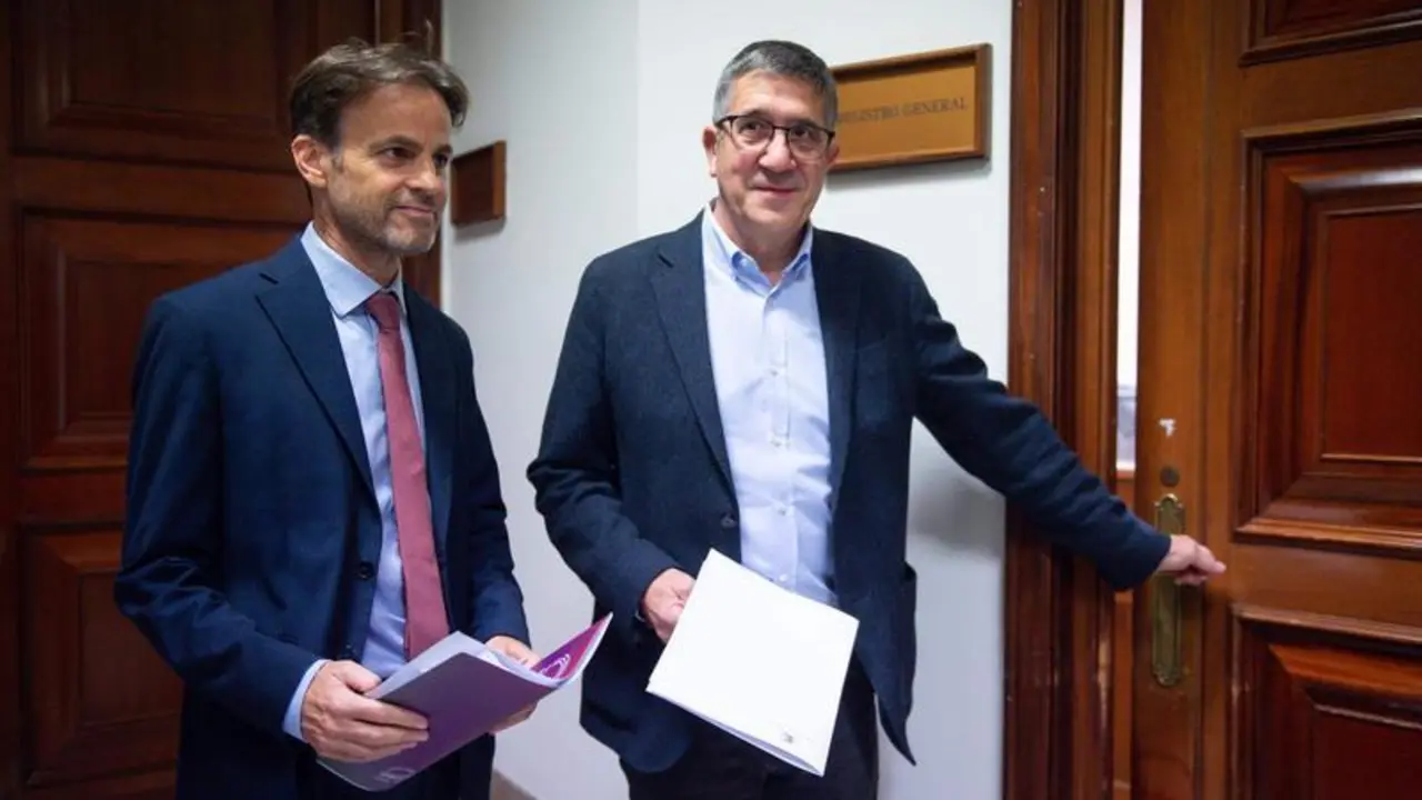  El portavoz del PSOE en el Congreso, Patxi L&oacute;pez (i), y el presidente del grupo parlamentario de Unidas Podemos en el Congreso, Jaume Asens 
