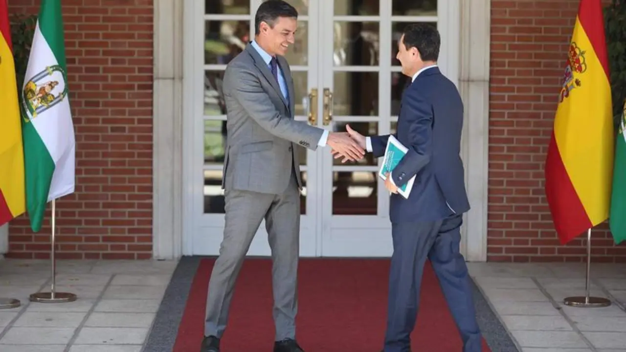  El presidente del Gobierno, Pedro S&aacute;nchez (i), recibe al presidente de la Junta de Andaluc&iacute;a, Juanma Moreno Bonilla 