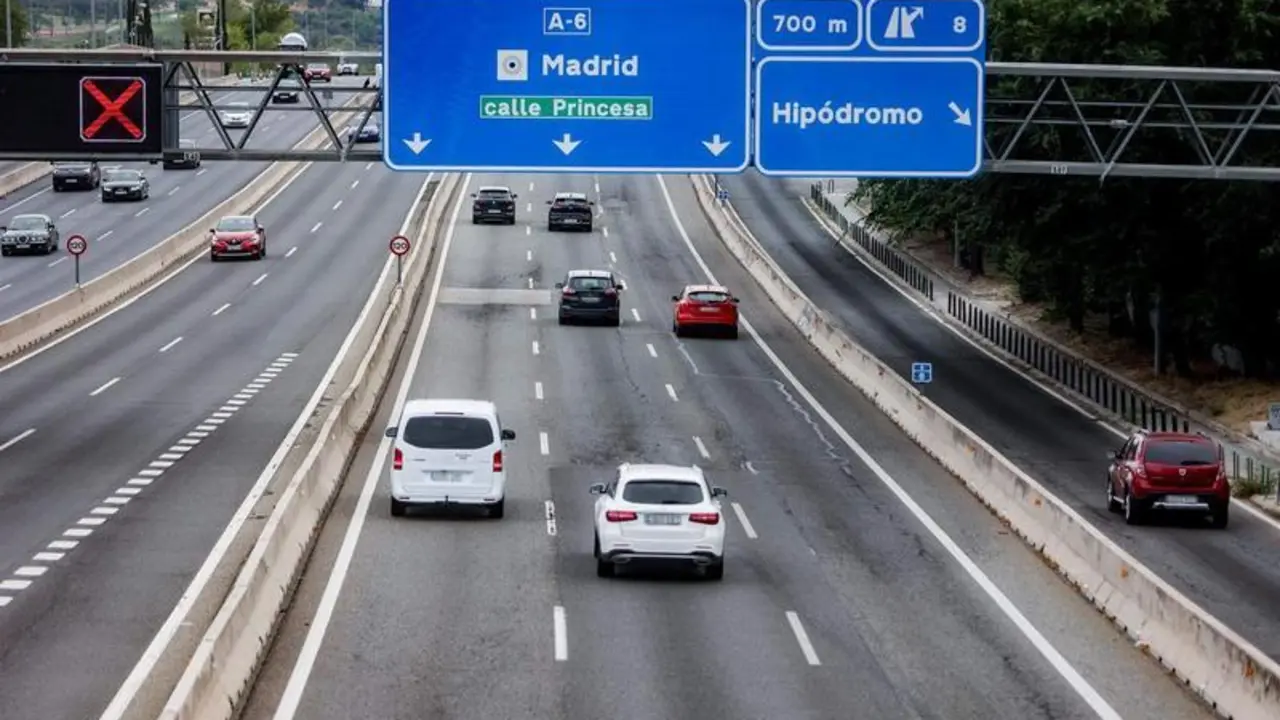  Varios veh&iacute;culos circulan por la autov&iacute;a A-6 