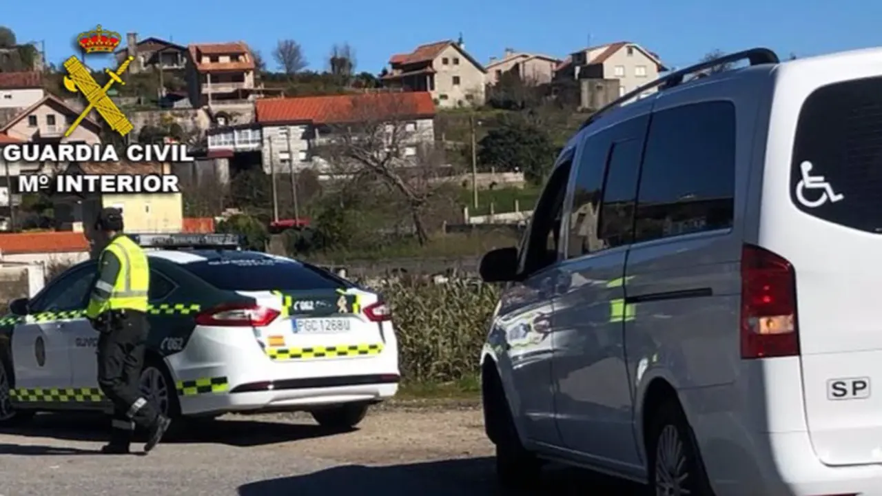  Archivo - La Guardia Civil intercepta en Vilaboa (Pontevedra) una furgoneta de transporte escolar conducida por un taxista con positivo en drogas. - GUARDIA CIVIL - Archivo 