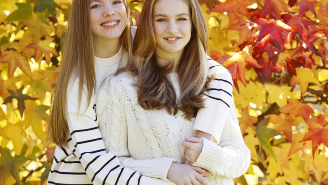  La Princesa Leonor y la Infanta Sof&iacute;a en la felicitaci&oacute;n navide&ntilde;a de los Reyes en 2022 - CASA S. M. EL REY 