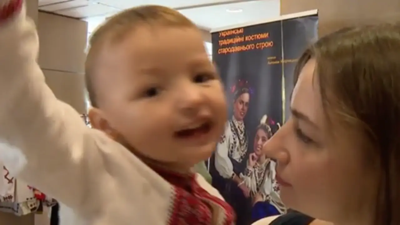  Mykita con su madre en el mercadillo navide&ntilde;o de la Fundaci&oacute;n Aladina 