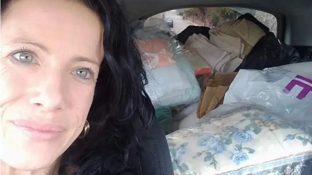  Roc&iacute;o en su taxi con donaciones de los vecinos 