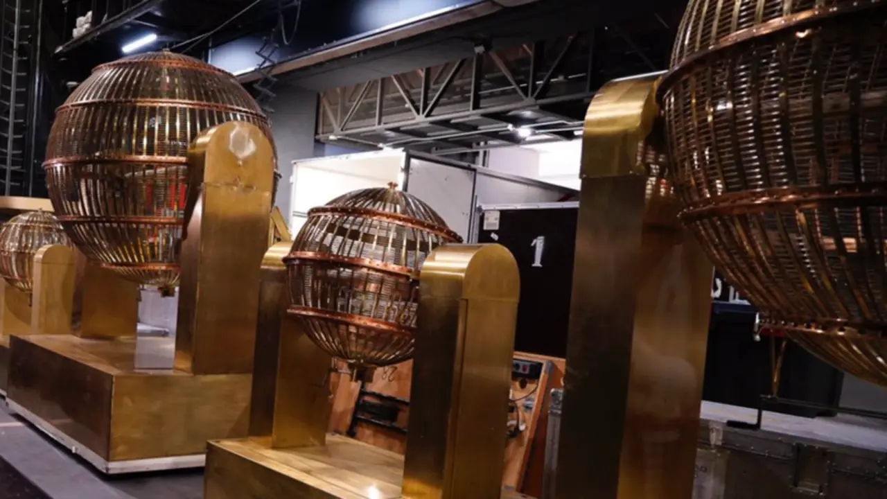  Los bombos del Sorteo Extraordinario de Navidad 2022 ya est&aacute;n en el Teatro Real de Madrid bajo "estricta" vigilancia - SELAE 