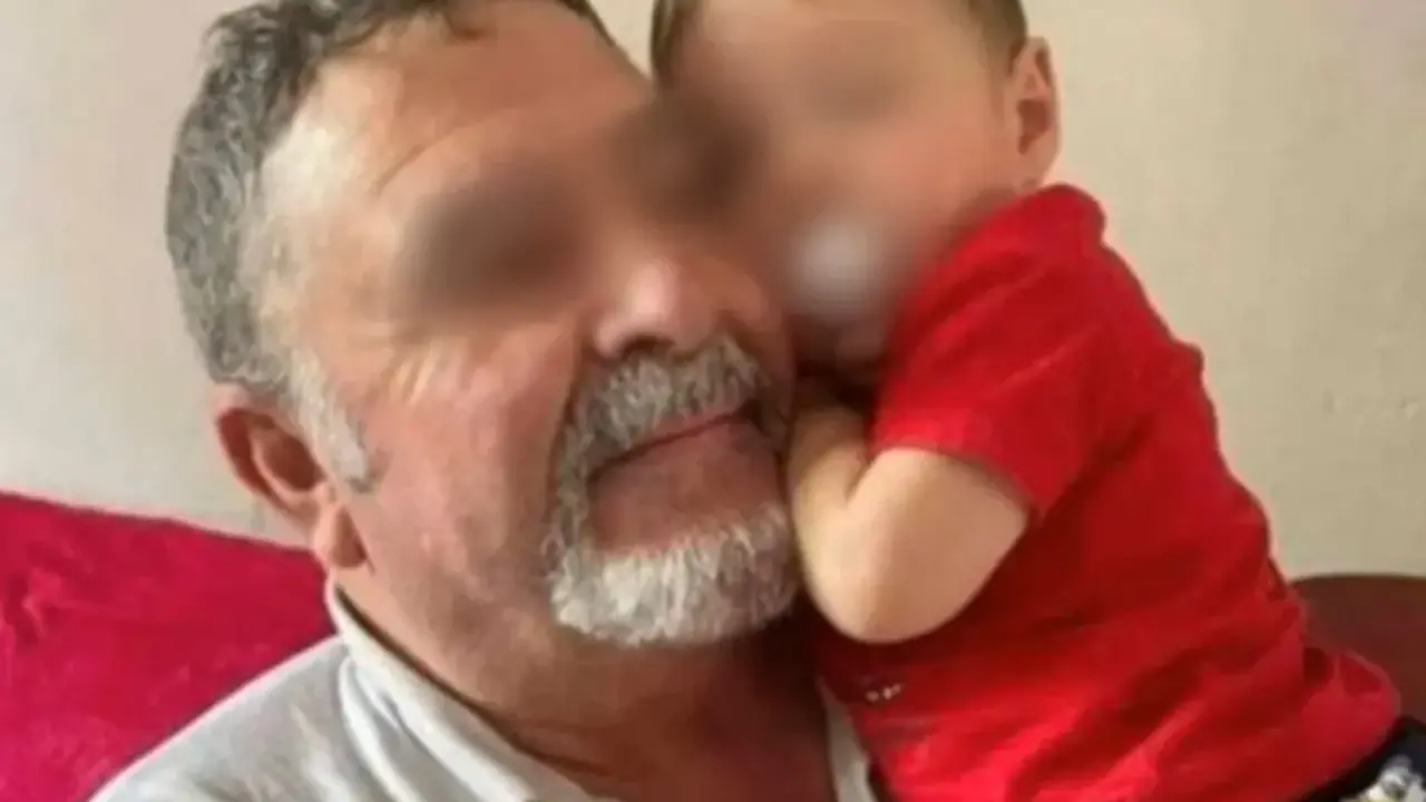  El peque&ntilde;o Daniel junto a su abuelo 