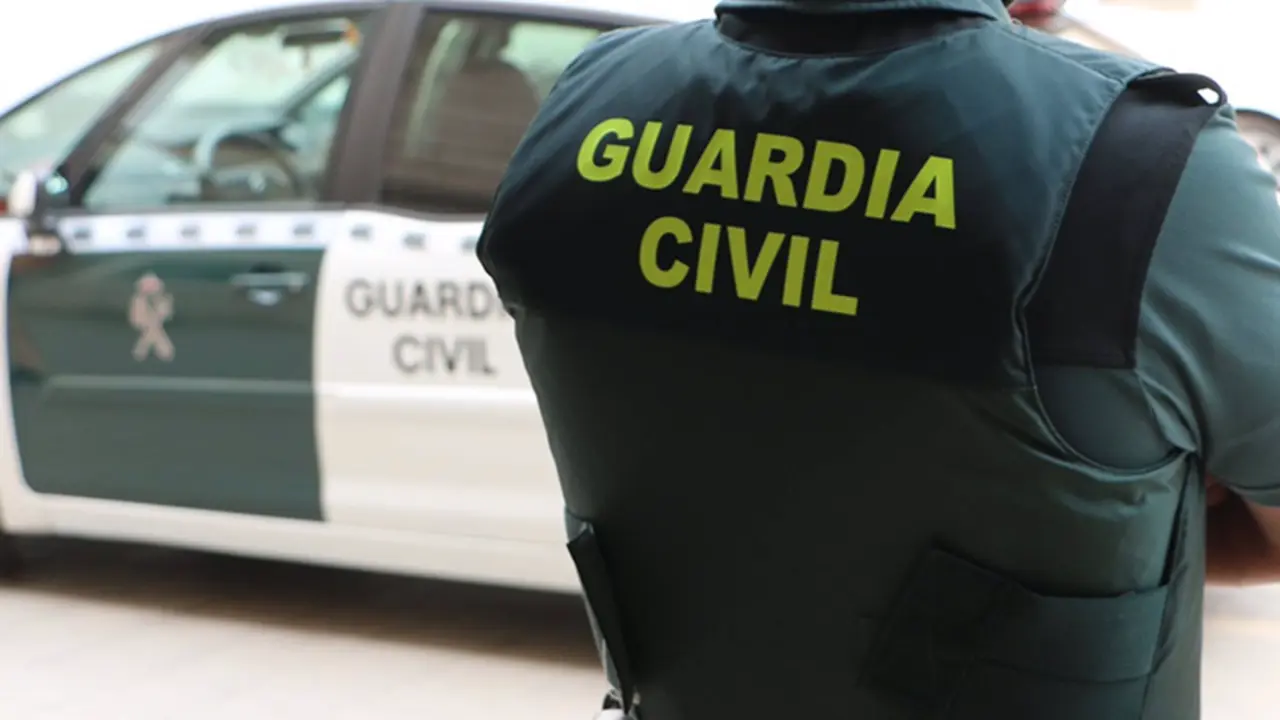  Archivo - Un agente de la Guardia Civil, de espaldas, junto a un veh&iacute;culo oficial - GUARDIA CIVIL - Archivo 