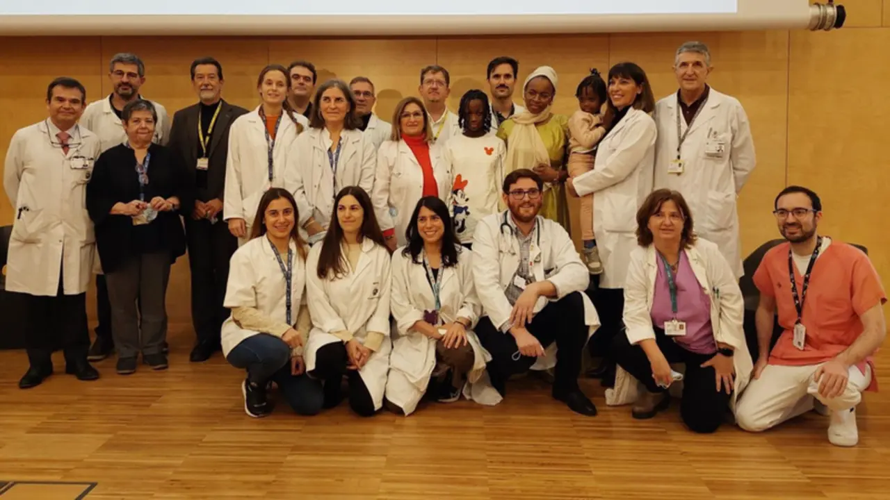  Equipo del hospital y la familia de la paciente - HOSPITAL DE SANT PAU 