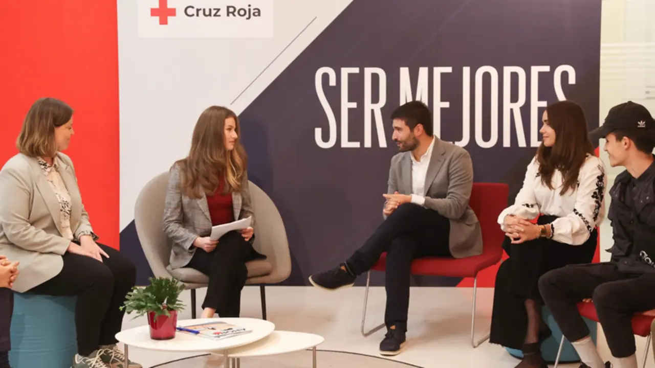  La Princesa de Asturias conversa con j&oacute;venes voluntarios de Cruz Roja durante su visita a la sede en Madrid - CASA DE S. M. EL REY 
