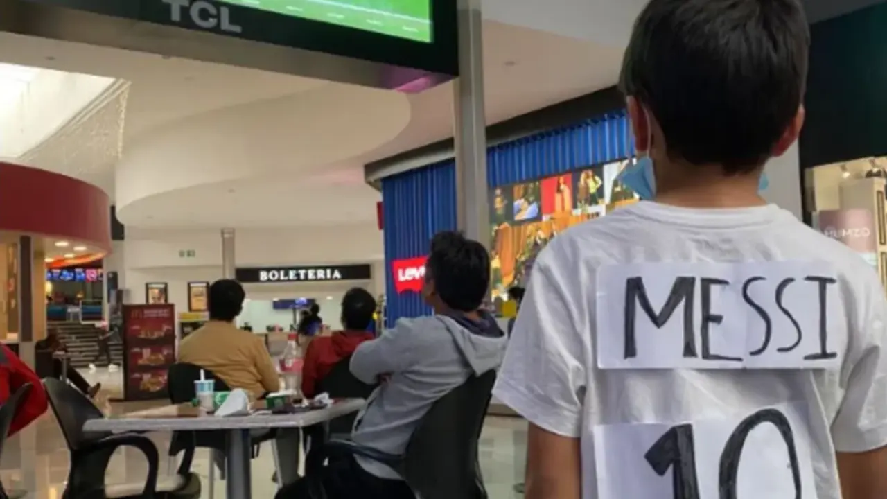  El ni&ntilde;o con la camiseta de Messi que el mismo hizo 