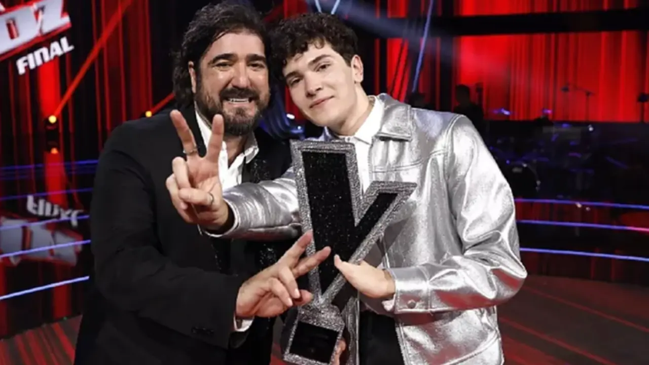  Antonio Orozco, junto al ganador de La Voz, el lucentino Javier Crespo. ANTENA 3 