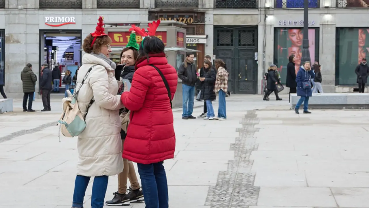  Varias personas en la remodelada y peatonalizada Puerta del Sol, a 4 de diciembre de 2022, en Madrid (Espa&ntilde;a). Con motivo del puente de la Constituci&oacute;n la Puerta del Sol ha quedado despejada y accesible para facilitar la movilidad en la zona durante este - Jes&uacute;s Hell&iacute;n - Europa Press 