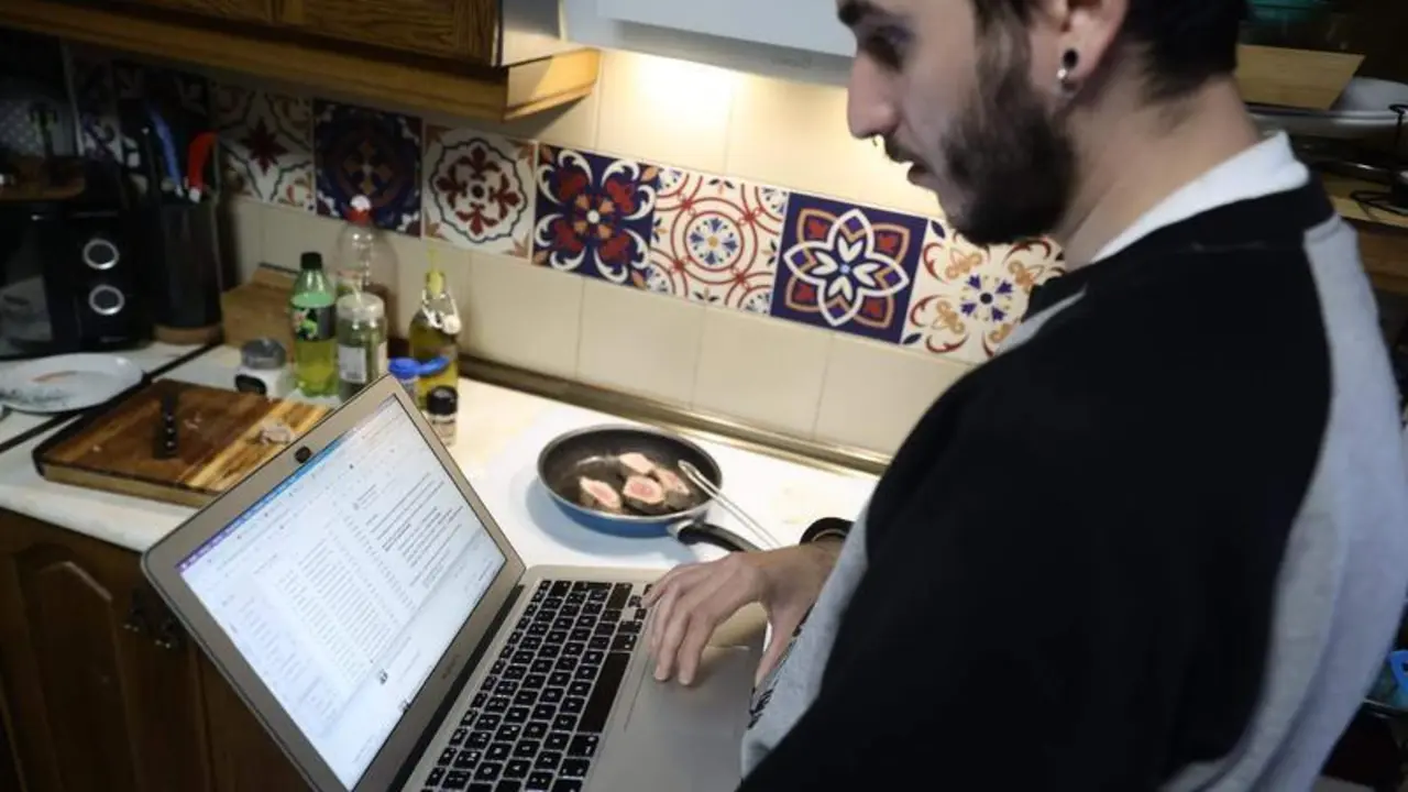  Una persona teletrabaja en la cocina de su domicilio, en una imagen de archivo 