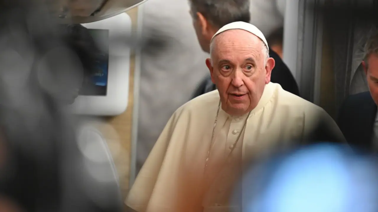  Archivo - El Papa en el avi&oacute;n que le trajo de su viaje a Canad&aacute; - Johannes Neudecker/dpa - Archiv 