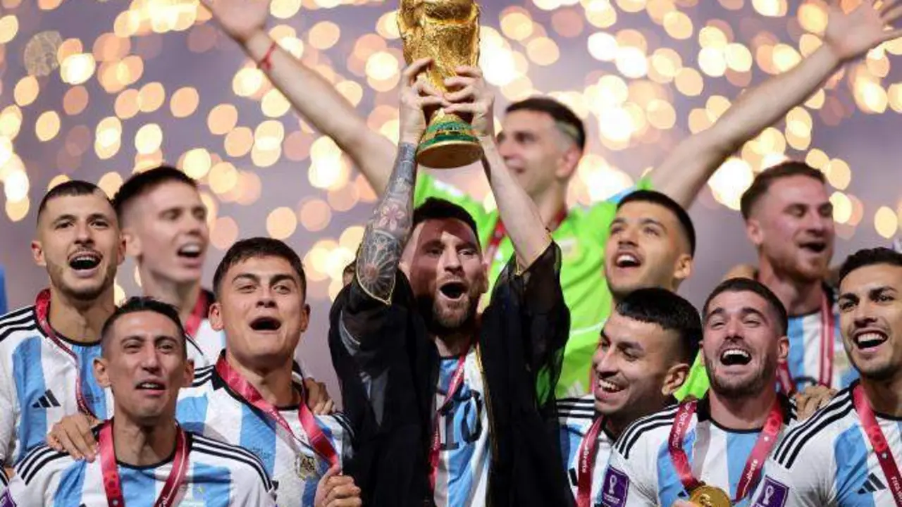  Messi levantando la copa del mundo junto a sus compa&ntilde;eros 