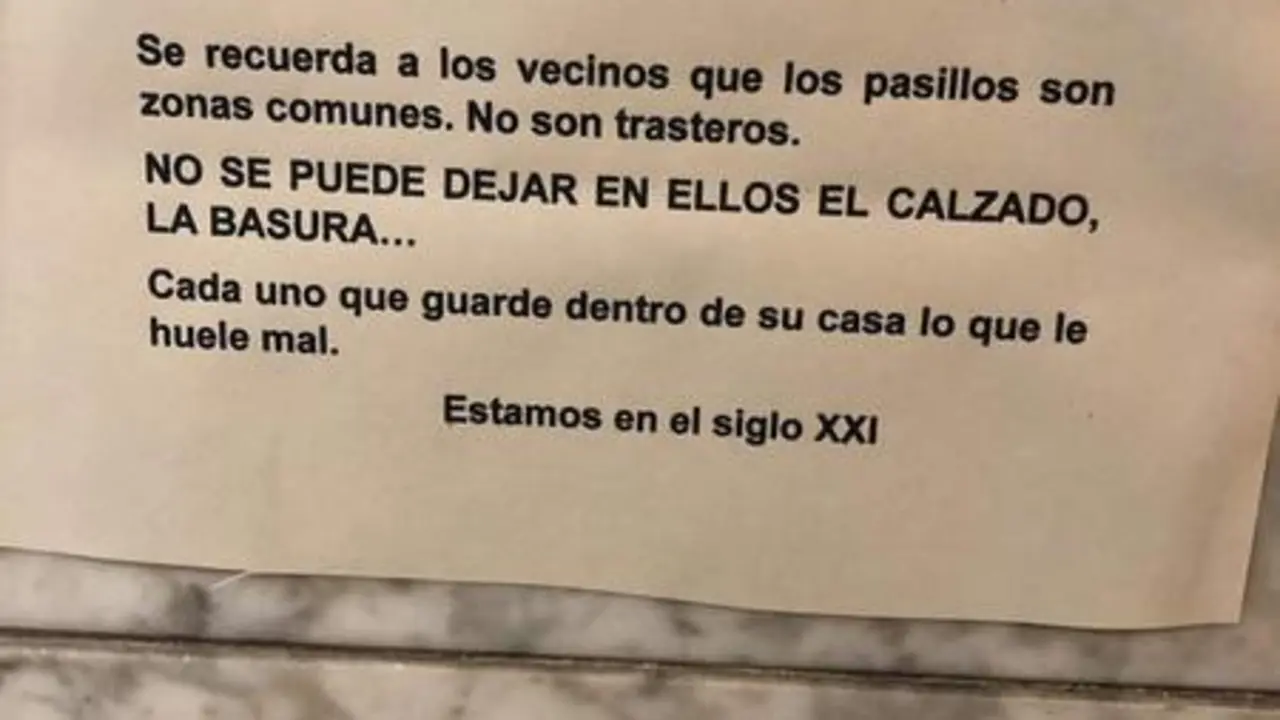  El cartel colgado en la comunidad de vecinos de Pontevedra 