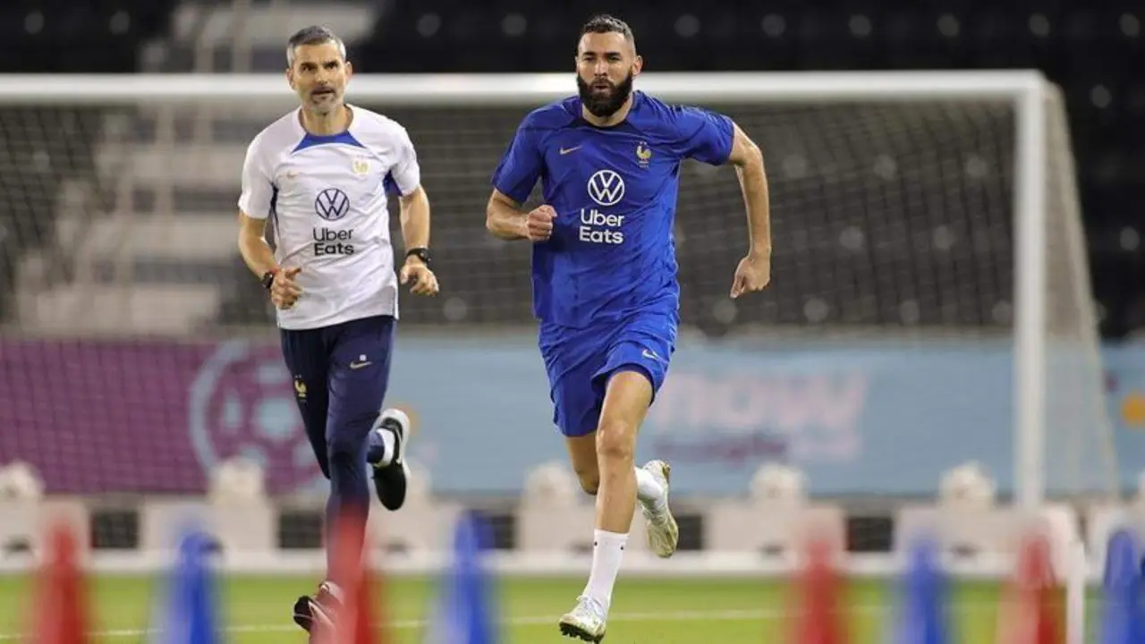  Benzema en el entrenamiento con su selecci&oacute;n 