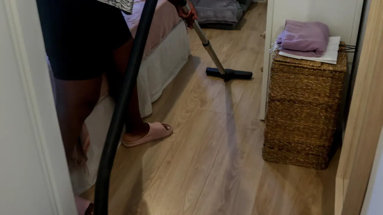  Archivo - Una empleada de hogar limpia con la aspiradora, - Ricardo Rubio - Europa Press - Archivo 